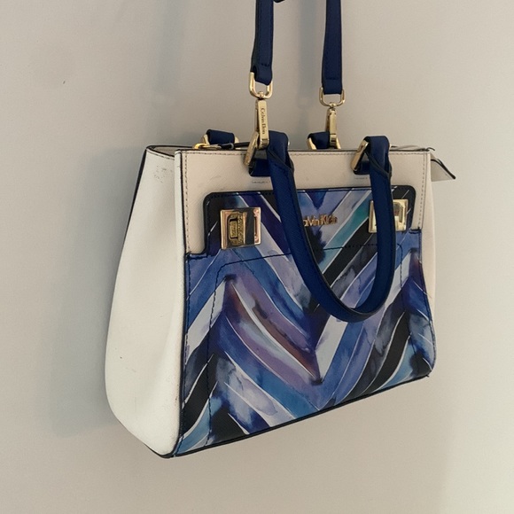 CALVIN KLEIN Crossbody satchel - White w/ blue Chevron  pattern & gold details. - Picture 4 of 16
